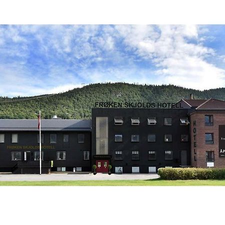 Froken Skjolds Hotel Lyngengarden Mosjoen Bagian luar foto